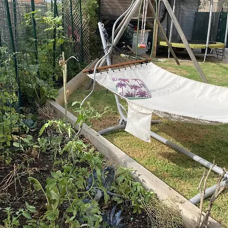 Comfortable And Quiet Garden Level In