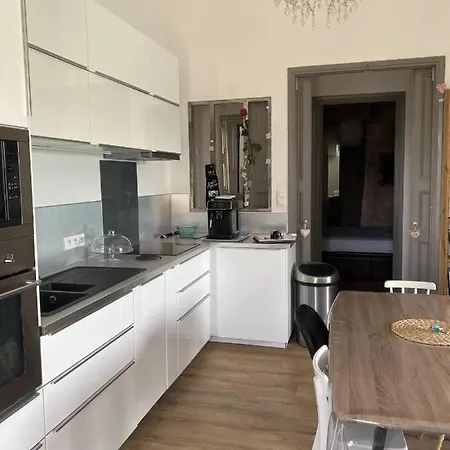 Comfortable And Quiet Garden Level In